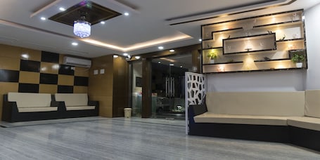 Sala de estar en el lobby. Rajhans Hotel and Resort