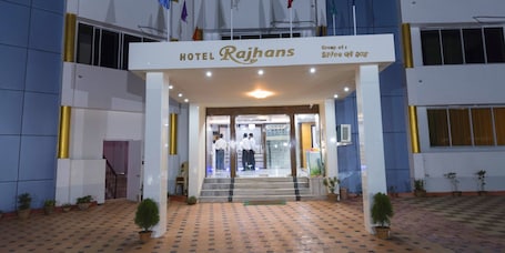 Entrada de la propiedad. Rajhans Hotel and Resort
