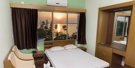1 habitación, minibar, escritorio y camas plegables/adicionales . Rajhans Hotel and Resort