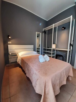 Habitació individual econòmica, balcó | Roba de llit d'alta qualitat, caixa forta a l'habitació i escriptori 