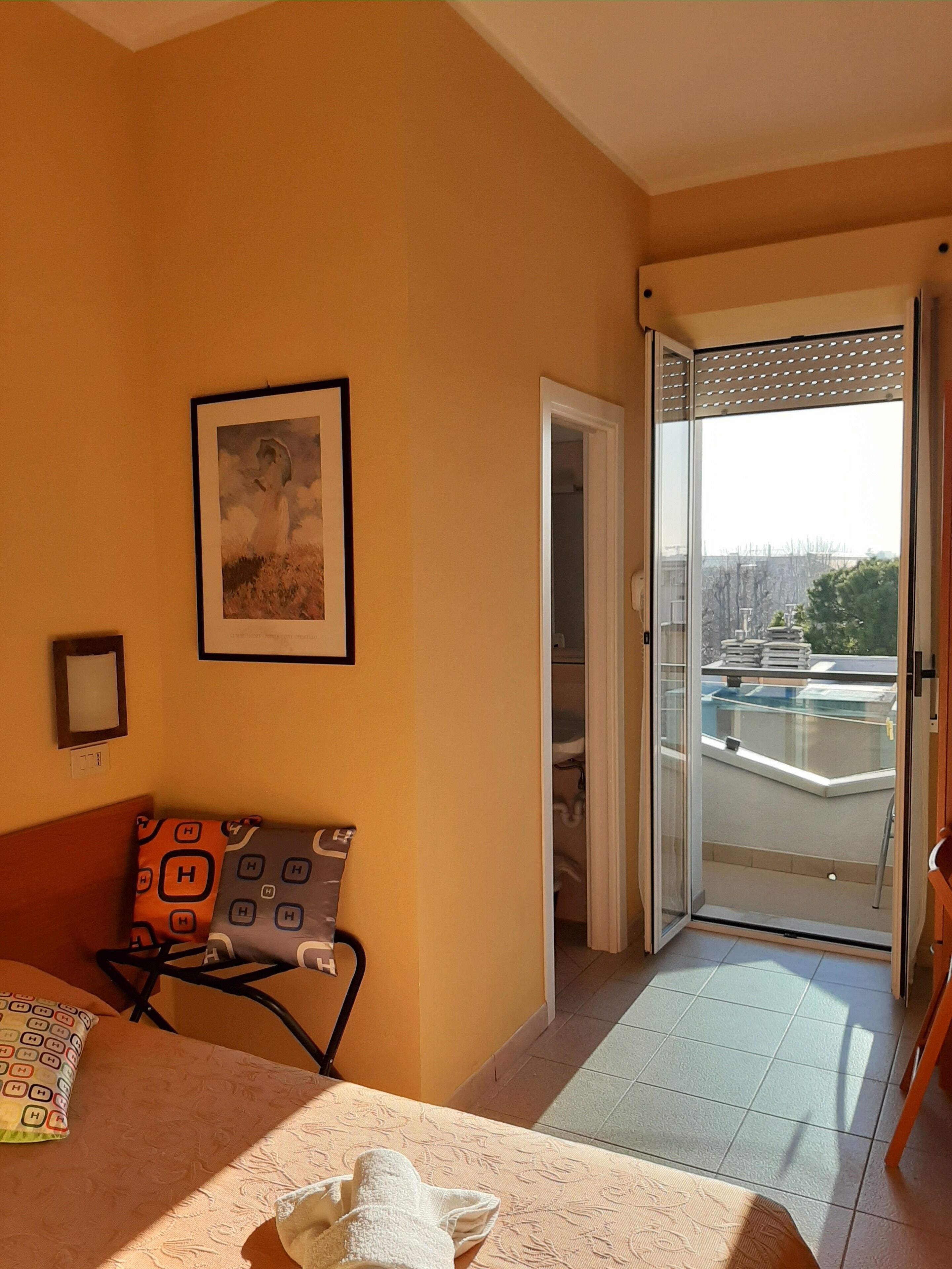 standard single room, balcony | premium bedding, in-room safe, desk, laptop workspace