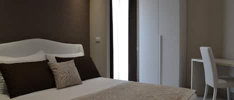 Bureau, chambres insonorisées, fer et planche à repasser