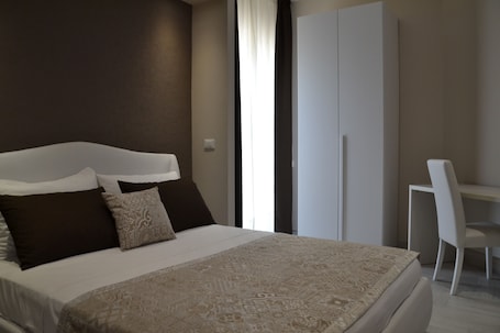 Luxury Triple Room | Desk, soundproofing, iron/ironing board, free cribs/infant beds