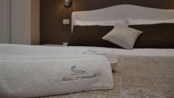 Escritorio, insonorización y tabla de planchar con plancha