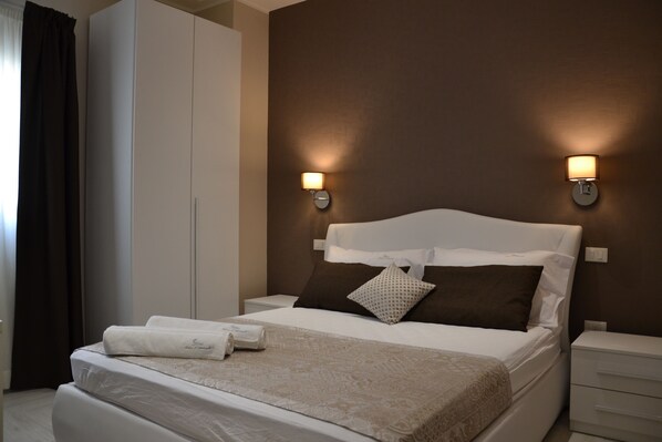 Deluxe Double Room | Desk, soundproofing, iron/ironing board, free cots/infant beds