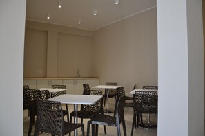 Desayuno con opciones de la cocina local incluido todos los días 