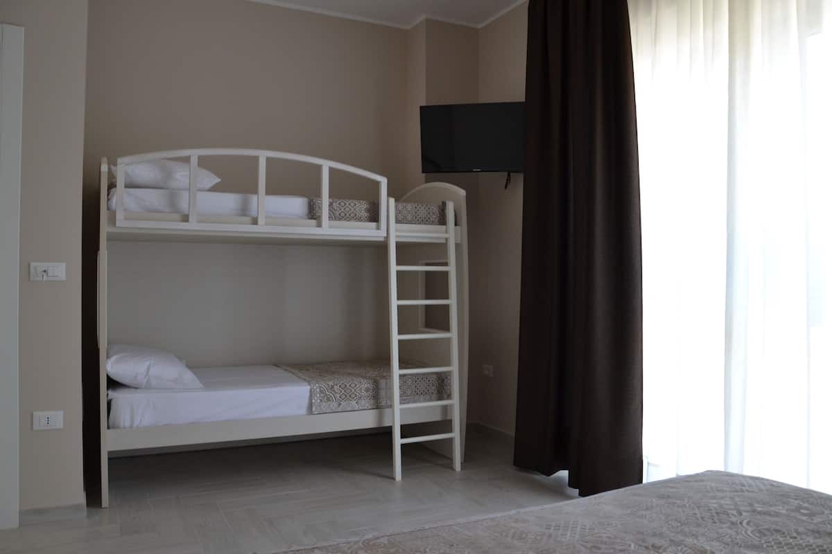 Luxury Quadruple Room | Meja, kalis bunyi, seterika/papan seterika, katil bayi/kot (percuma)