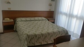 Habitación doble | Minibar, caja de seguridad en la habitación y escritorio 