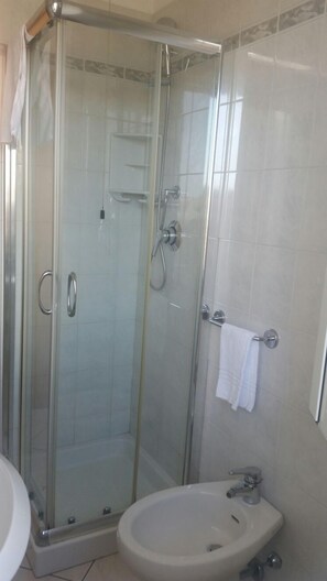 Single Room | Bathroom | Shower, free toiletries, hair dryer, towels - Hotel Astoria (Viareggio)