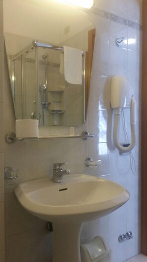 Habitación doble | Lavabo en el baño