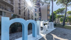 A building with large, light blue letters spelling "misano" on the ground. - Hotel Morotti (Misano Adriatico)