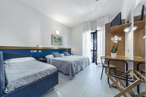 Minibar, caja de seguridad en la habitación, escritorio y cunas 