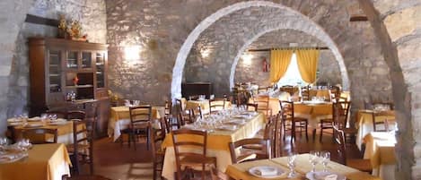 Päivittäinen täysi aamiainen (4.00 EUR per henkilö)