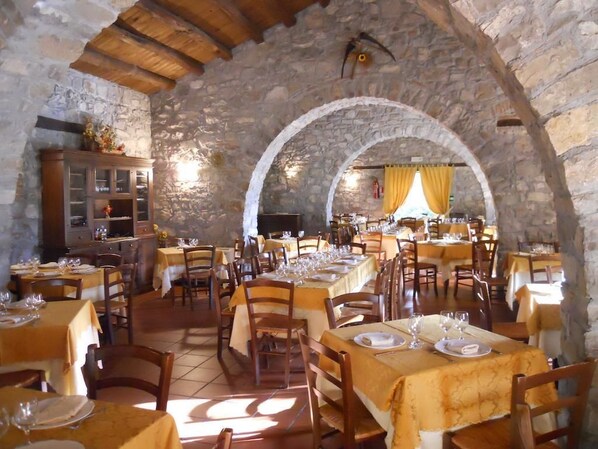 Daily full breakfast (EUR 4.00 per person)
