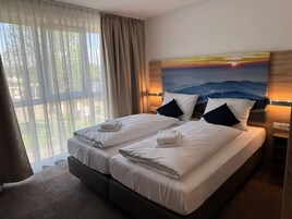 Escritorio y espacio para trabajar con laptop 