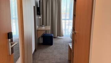 Een bureau, een laptopwerkplek, geluiddichte muren, gratis wifi