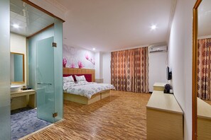Habitación empresarial doble | Escritorio, cortinas blackout y wifi gratis
