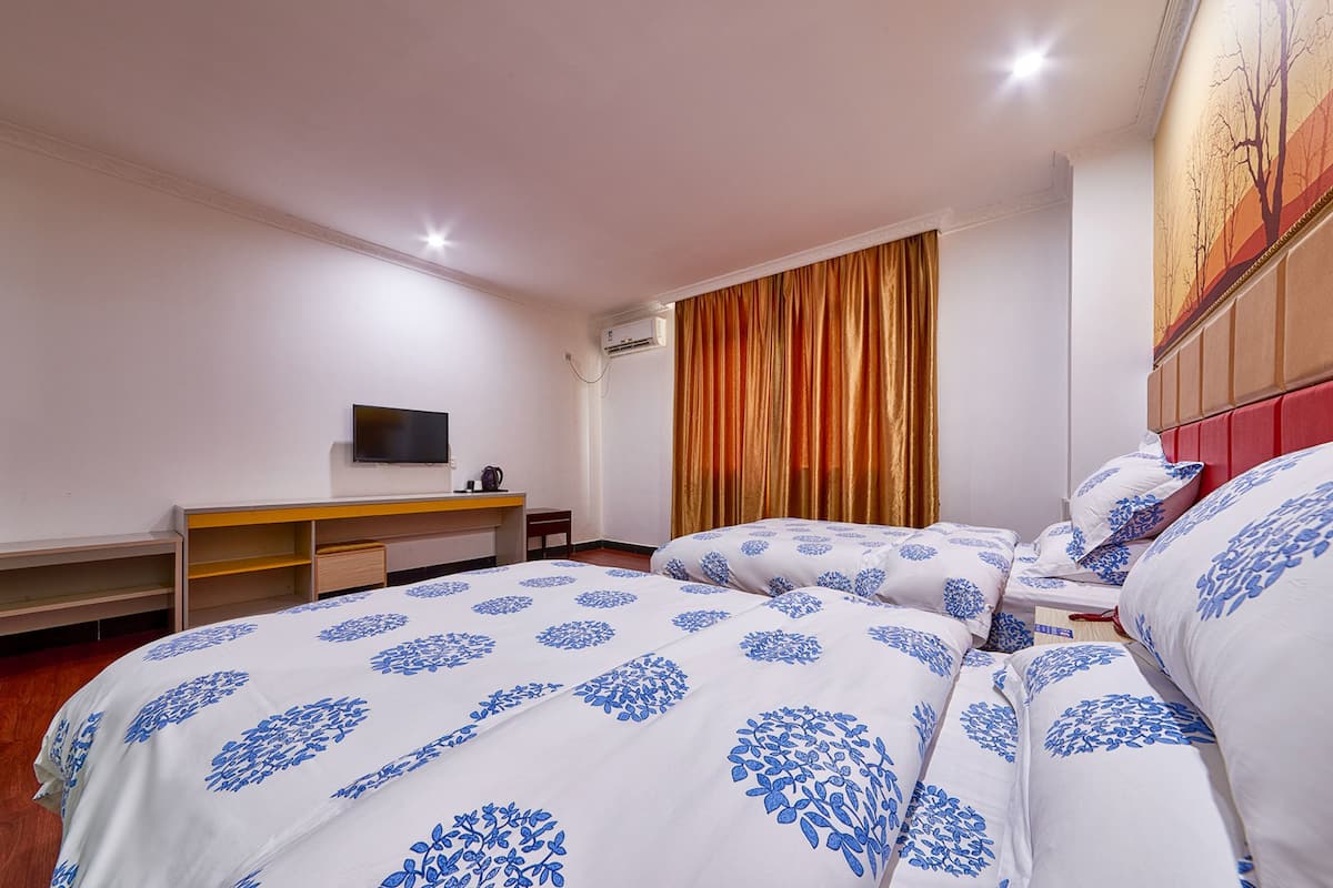 Habitación empresarial con 2 camas individuales | Escritorio, cortinas blackout y wifi gratis