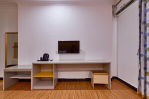 Standard Twin Room | Meja, langsir/tirai gelap terus, Wi-fi percuma 