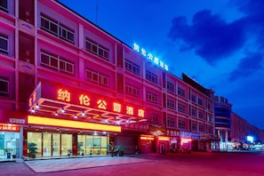 Fassade der Unterkunft – Abend/Nacht