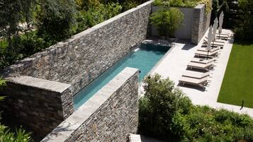 Piscina all'aperto, ombrelloni da piscina, lettini