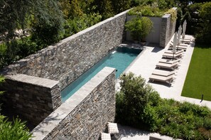 室外泳池；泳池傘、躺椅