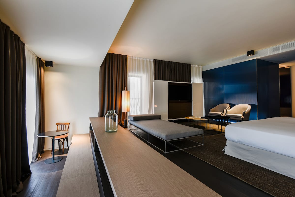 suite, bathtub | minibar, in-room safe, blackout curtains, soundproofing