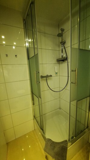 Standard Twin Room, Private Bathroom (Zweibettzimmer Standard) | Bathroom - Hotel Merlin (Cologne)