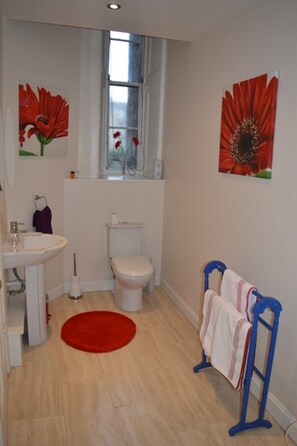 Tremannsrom (Ensuite Shower Room) | Bad | Dusj, toalettartikler (inkludert), hårføner og håndklær