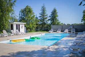 季节性开放的室外游泳池