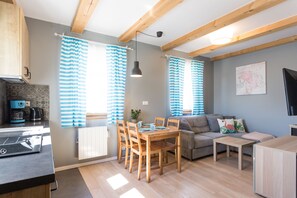 Télévision à écran plat, table de tennis de table