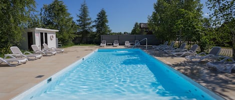 Una piscina al aire libre de temporada