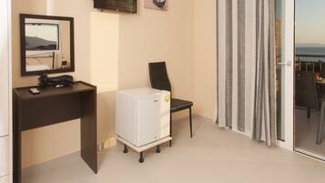 Double Room, Sea View | 1 bedroom, soundproofing, iron/ironing board, free WiFi