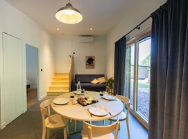 Lodge quadruple | Área de estar | TV de tela plana 100 cm com canais via satélite