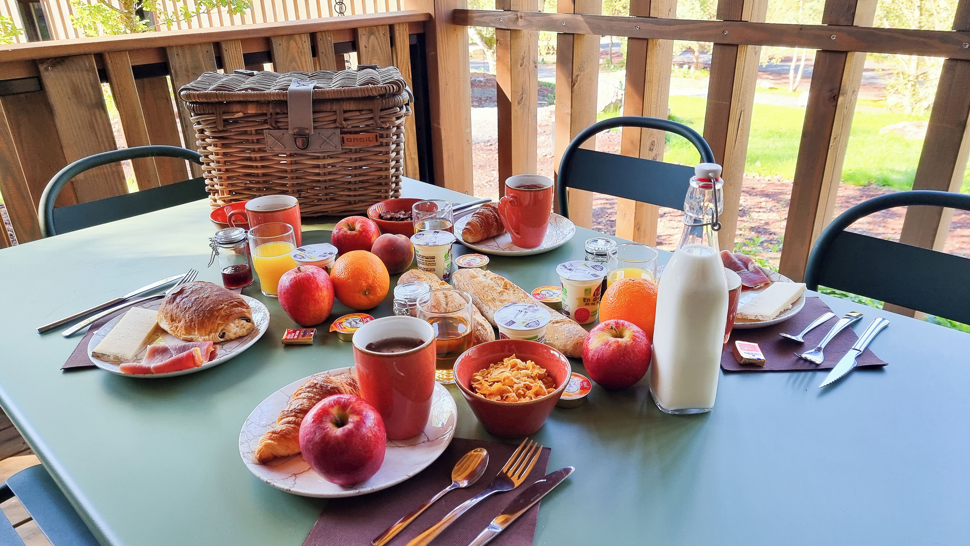 Daily cooked-to-order breakfast (EUR 10 per person)