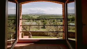 A balcony with a view of a green landscape and a body of water. - Borgo Sant'Ambrogio Resort (Trequanda)