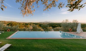 Seasonal outdoor pool, pool umbrellas, sun loungers - Borgo Sant'Ambrogio Resort (Trequanda)