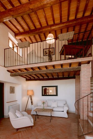 Flat-screen TV, fireplace - Borgo Sant'Ambrogio Resort (Trequanda)
