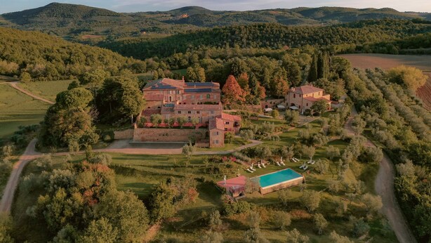 A large estate with multiple buildings, a swimming pool, and expansive green fields. - Borgo Sant'Ambrogio Resort (Trequanda)