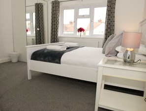 Deluxe House, 3 Bedrooms | 3 bedrooms, Egyptian cotton sheets, individually decorated - Arma Short Stays 122 (Oxford)