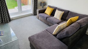 Hus – deluxe, 3 soverom | Oppholdsområde | Flatskjerm-TV, Netflix og DVD-spiller