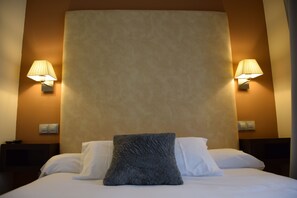 Enkeltrom | Safe på rommet, individuelt innredet, skrivebord og blendingsgardiner