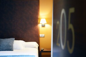 Dobbeltrom, 1 soverom, tilgjengelighetstilpasset, sjøutsikt | Safe på rommet, individuelt innredet, skrivebord og blendingsgardiner