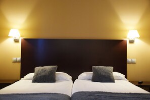 Dobbeltrom – superior | Safe på rommet, individuelt innredet, skrivebord og blendingsgardiner