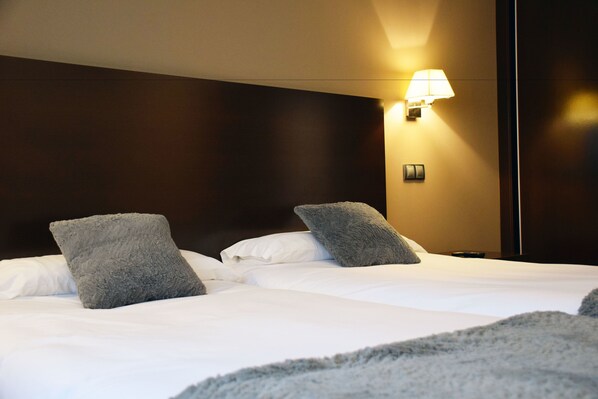 Safe på rommet, individuelt innredet, skrivebord og blendingsgardiner