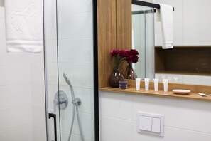 Chuveiro, produtos de toalete grátis, secador de cabelo, chinelos