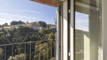 Comfort-Doppelzimmer, 1 Schlafzimmer, Balkon | Laptopgeeigneter Arbeitsplatz, Bügeleisen/Bügelbrett, kostenloses WLAN