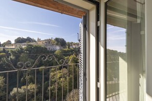 Comfort tweepersoonskamer, 1 slaapkamer, balkon | Een laptopwerkplek, een strijkplank/strijkijzer, gratis wifi, beddengoed