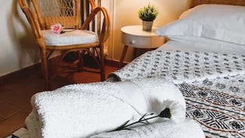 Suite Junior, 1 camera da letto, balcone | Postazione laptop, ferro/asse da stiro, Wi-Fi gratuito, lenzuola