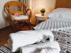 Laptop workspace, iron/ironing board, free WiFi, bed sheets - B&B La Rocca (Caprarola)